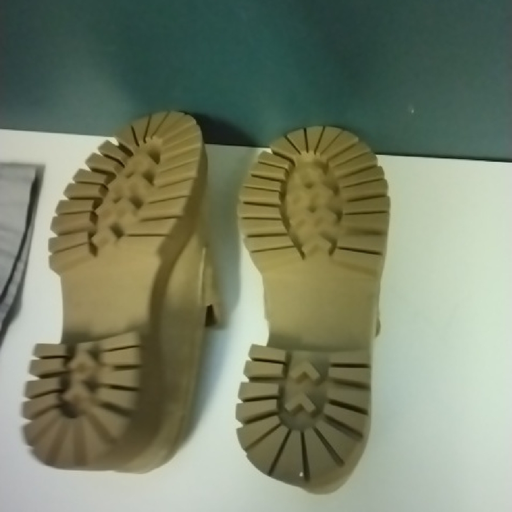 Shoes - Picture 4 of 9